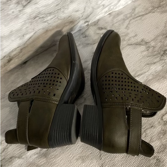 Mark and Maddux booties ,size 6. - Picture 7 of 8